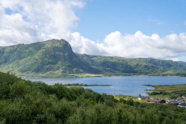 Norveç, Lofoten Adaları manzarası manzarası, kıyıda küçük renkli evler