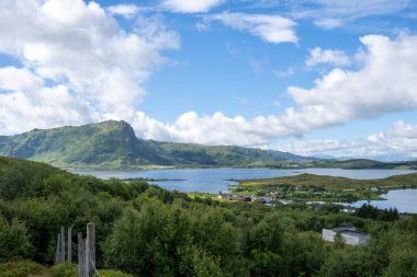 Norveç, Lofoten Adaları manzarası manzarası, kıyıda küçük renkli evler