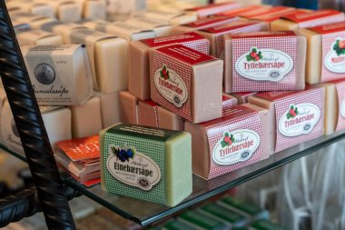 Bostad, Norveç - 07.07.2024: El yapımı sabunlar satılık