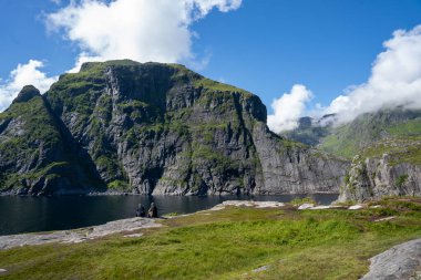 A, Norveç - 07.07.2024: Lofoten Adaları 'ndaki Norveç' teki küçük balıkçı köyü