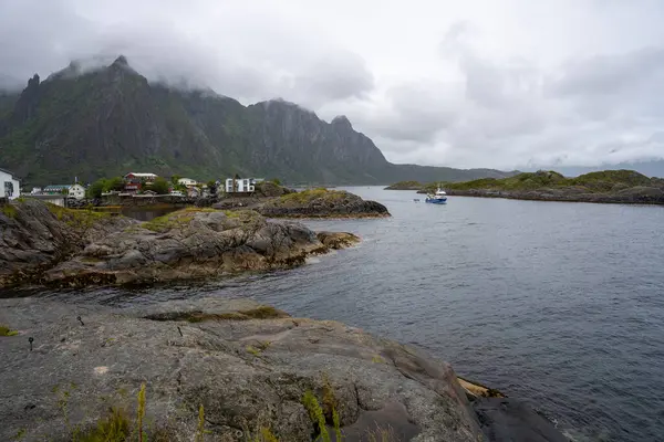 Norveç 'in Lofoten adalarındaki Svolvaer kasabasının manzarası