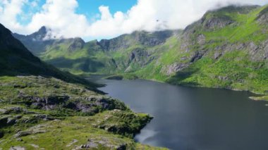 Norveç 'in Lofoten Adaları' ndaki bir balıkçı köyündeki Agvatnet Gölü 'nün havadan görünüşü