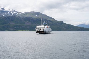 Svensby, Norveç - 07.08.2024: Ibestad feribotu Svensby Limanı, Norveç