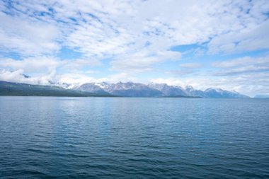 Norveç 'in Olderdalen, Norveç' te karlı dağlar, fiyort ve mavi gökyüzü
