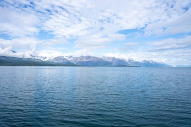 Norveç 'in Olderdalen, Norveç' te karlı dağlar, fiyort ve mavi gökyüzü