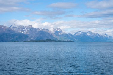 Norveç 'in Olderdalen, Norveç' te karlı dağlar, fiyort ve mavi gökyüzü