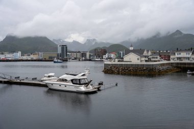 Svolvaer, Norveç - 07.06.2024: Lofoten Adaları, Norveç 'teki Svolvaer limanı