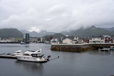 Svolvaer, Norveç - 07.06.2024: Lofoten Adaları, Norveç 'teki Svolvaer limanı