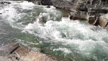 Abisko Ulusal Parkı 'ndaki Abisko nehri kanyonunda yavaş çekim.