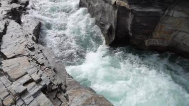 Abisko Ulusal Parkı 'ndaki Abisko nehri kanyonunda yavaş çekim.