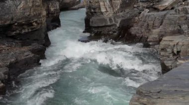 Abisko Ulusal Parkı 'ndaki Abisko nehri kanyonunda yavaş çekim.