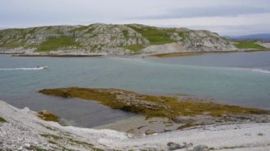 Porsangerfjord 'un yanındaki Trol Holmsund' daki küçük tekne dolomite kaya oluşumları.