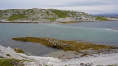 Norveç doğasının Trol Holmsund dolomit kaya oluşumlarının Norveç 'teki Porsangerfjord' un yanındaki manzarası
