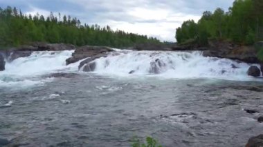 Yazın Norveç 'te Malselvfossen şelalesi