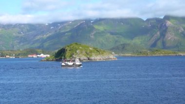 Norveç 'teki Lofoten adalarında Gimsostraumen Köprüsü' nün yanında küçük bir gemi.