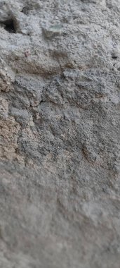 Çürümüş beton maddenin doğal dokusunu ortaya çıkaran detaylı bir yakın çekimi..