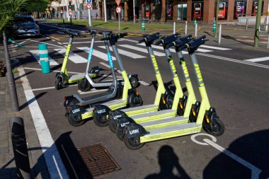 Elektrikli scooterlar Santa Cruz de Tenerife caddesinde park edilmiş.