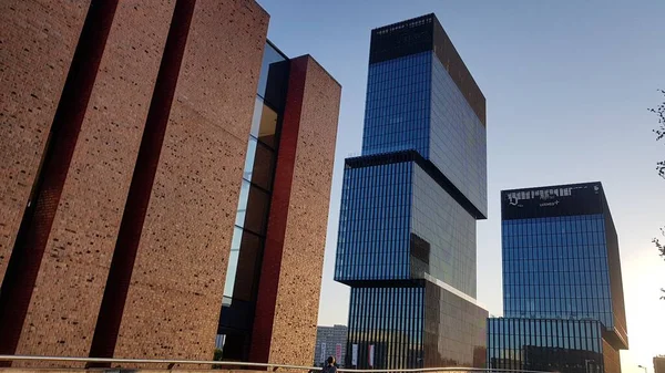 Katowice şehir merkezindeki NOSPR konser salonu ve KTW ofis kompleksi.