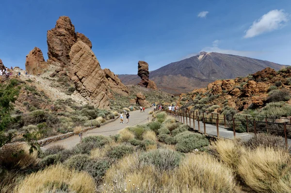 Roque Cinchado turist otoparklı Teide volkanı yakınında.