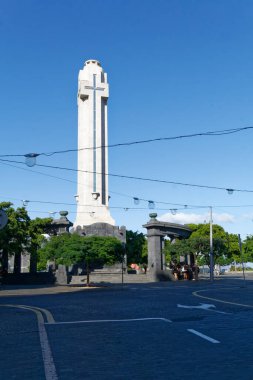 Ekim 2022. Santa Criz de Tenerife şehir merkezinde. Plaza de Espana 'daki Monumento a los Caidos