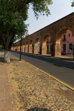 Morelia 'daki tarihi su kanalı. Meksika 2017.