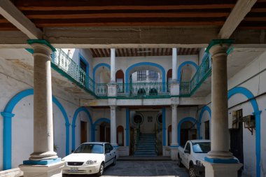 Morelia, Michoacan 'daki ev ve otopark. Meksika, Mayıs 2017.