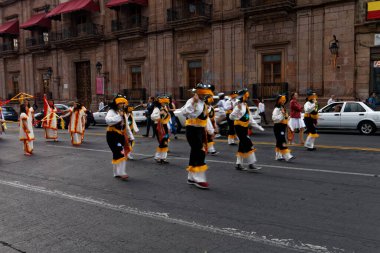 2017 'de Morelia, Meksika' da Cinco de Mayo geçit töreni.