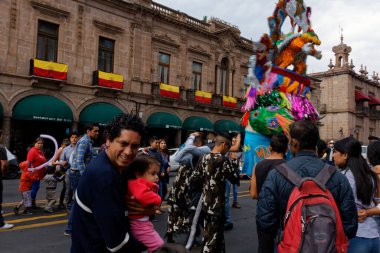2017 'de Morelia, Meksika' da Cinco de Mayo geçit töreni.