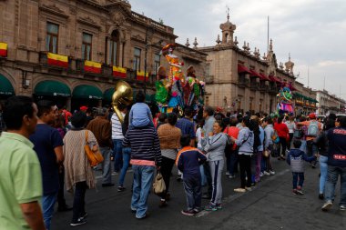 2017 'de Morelia, Meksika' da Cinco de Mayo geçit töreni.