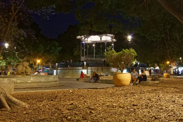 Mayıs 2017 'de Oaxaca, Meksika' da Zocalo 'daki gece hayatı..