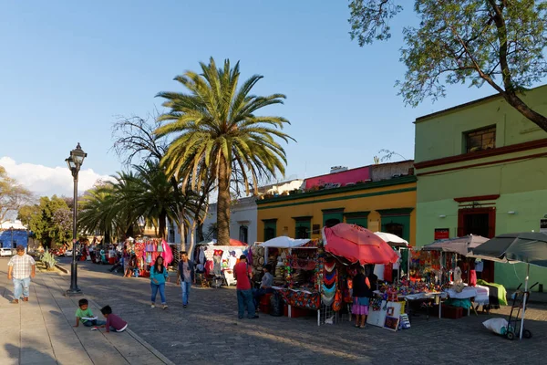 Mayıs 2017 'de Oaxaca, Meksika' da hediyelik eşya ve eşya satıcısı..