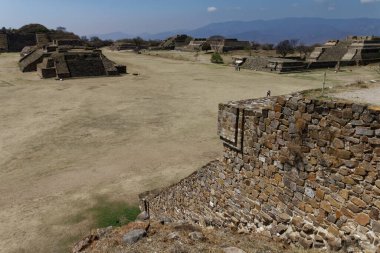 Oaxaca (Oaxaca) dışında Monte Alban arkeolojik alanı. Meksika, Mayıs 2017.