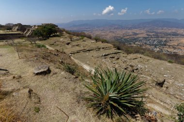 Oaxaca (Oaxaca) dışında Monte Alban arkeolojik alanı. Meksika, Mayıs 2017.