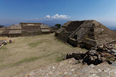 Oaxaca (Oaxaca) dışında Monte Alban arkeolojik alanı. Meksika, Mayıs 2017.