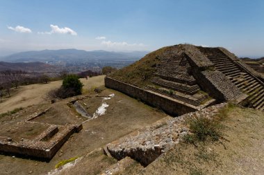Oaxaca (Oaxaca) dışında Monte Alban arkeolojik alanı. Meksika, Mayıs 2017.