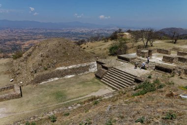 Oaxaca (Oaxaca) dışında Monte Alban arkeolojik alanı. Meksika, Mayıs 2017.