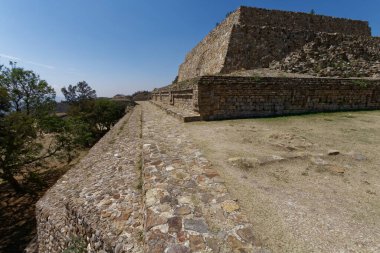 Oaxaca (Oaxaca) dışında Monte Alban arkeolojik alanı. Meksika, Mayıs 2017.