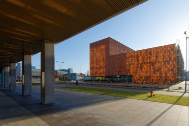Katowice 2022. Ödüllü ikonik Akademik Kütüphane binası kırmızı kiremitlerle kaplandı.