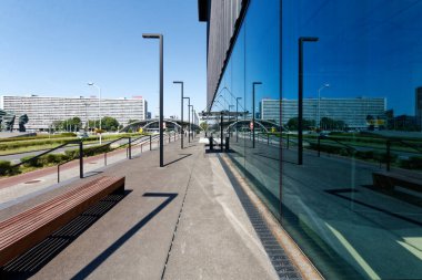 Sağdaki Katowice şehir merkezindeki en son ofis kulesinin cam duvarı soldaki en eski simgeyi yansıtıyor. Le Corbusier 'den esinlenilmiş bir yerleşim birimi....