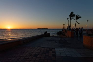 La Paz 'daki malecon üzerinde gün batımı.