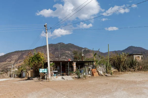 Oaxaca eyaletinin Mitla köyü yakınlarında bir Meksika mahallesi. Nisan 2017.