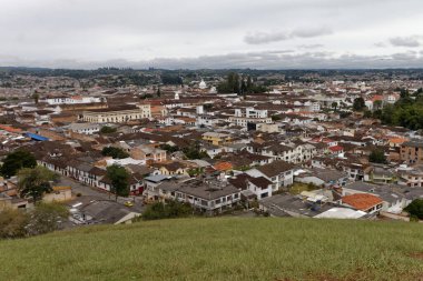 Popayan, Cauca, Kolombiya. Mayıs 2019. UNESCO Dünya Mirasları Bölgesi yakındaki tepeden görülüyor..