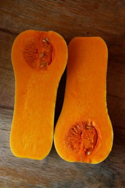 Tahta masada taze portakallı kabak dilimleri