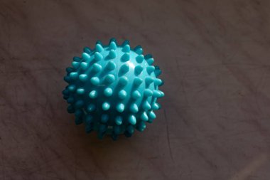 Masaj için kullanılan mavi plastik top