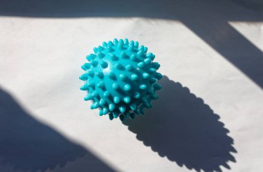 Masaj ve fizyoterapide kullanılan mavi plastik top.