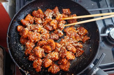 Kore gpchujang tempeh in a wok