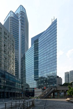 La Defense, Paris, Fransa 'nın merkez ticaret bölgesi, ulusal tatilde (14 Temmuz 2025)