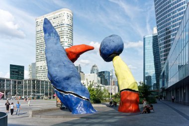 La Defense, Paris, Fransa 'nın merkez ticaret bölgesi, ulusal tatilde (14 Temmuz 2025)