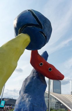 La Defense, Paris, Fransa 'nın merkez ticaret bölgesi, ulusal tatilde (14 Temmuz 2025)