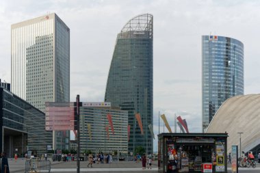 La Defense, Paris, Fransa 'nın merkez ticaret bölgesi, ulusal tatilde (14 Temmuz 2025)